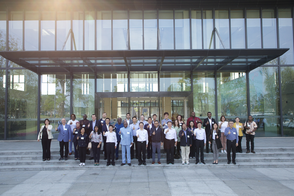 外国驻穗领团读懂广州活动走进沥滘HJC888黄金城厂