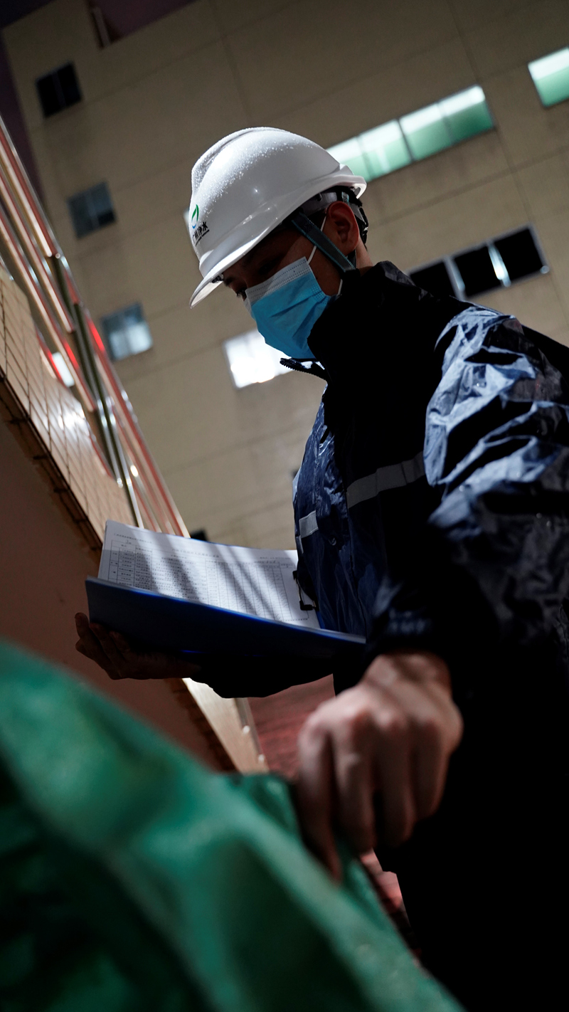 泥区班值班职员对防汛沙包举行清点事情。为提防即将到来的龙舟水做好准备。.jpg